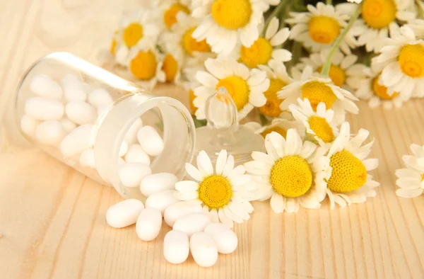 Medicin kamomillblommor på träbord — Stockfoto