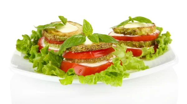 Läckra rostade märg och tomat skivor med salladsblad, isolerad på vit — Stockfoto