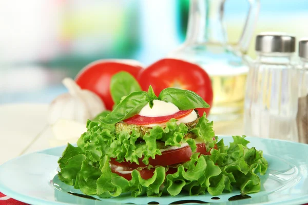 Sabroso tueste de médula y rodajas de tomate con hojas de ensalada, sobre fondo brillante — Foto de Stock