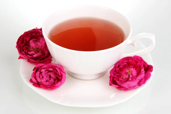 Chá rosa isolado em branco — Fotografia de Stock