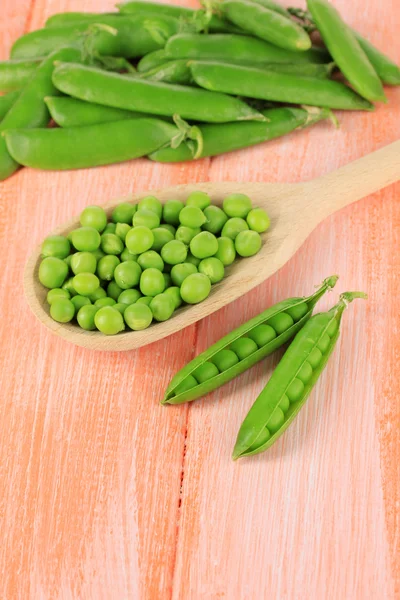 Guisantes verdes dulces sobre fondo de madera — Foto de Stock