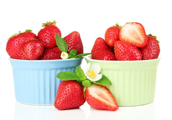 Fresas dulces maduras en cuencos, aisladas en blanco —  Fotos de Stock