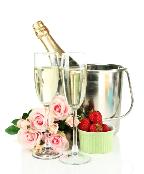 Natura morta romantica con champagne, fragole e rose rosa, isolata su bianco — Foto Stock