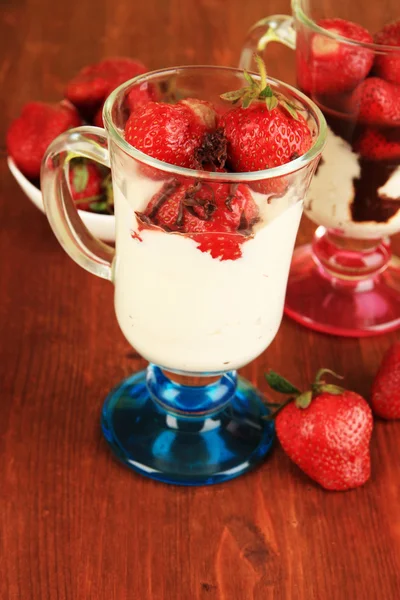 Délicieux desserts aux fraises dans un vase en verre sur table en bois close-up — Photo
