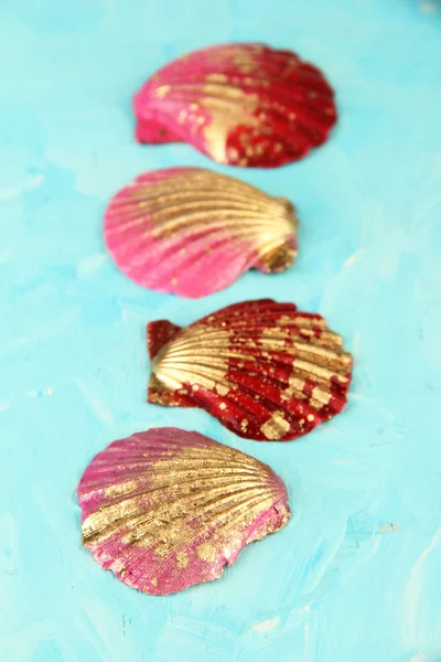 Conchas marinas de colores sobre fondo de madera de color —  Fotos de Stock