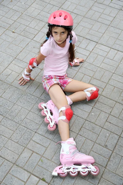 Menina em patins no parque — Fotografia de Stock