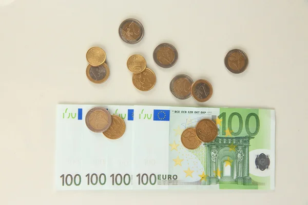 Billets en euros et cents en euros isolés sur blanc — Photo