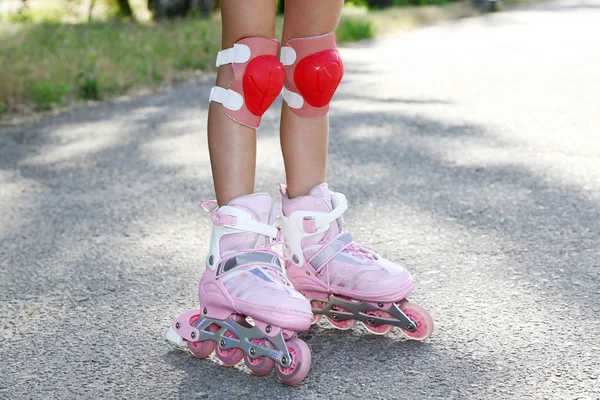 Little girl2s legs in roller skates, close-up — Stock Photo, Image