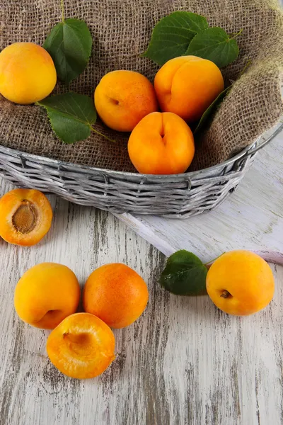 Abricots dans le panier sur table en bois — Photo