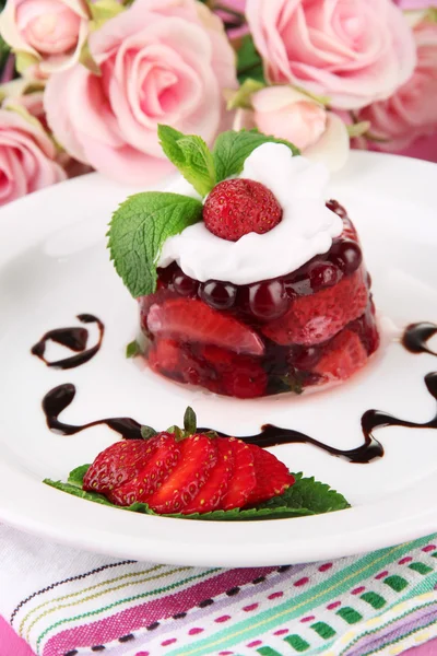 핑크 장미 배경에서 신선한 딸기와 맛 있는 젤리 디저트 — 스톡 사진