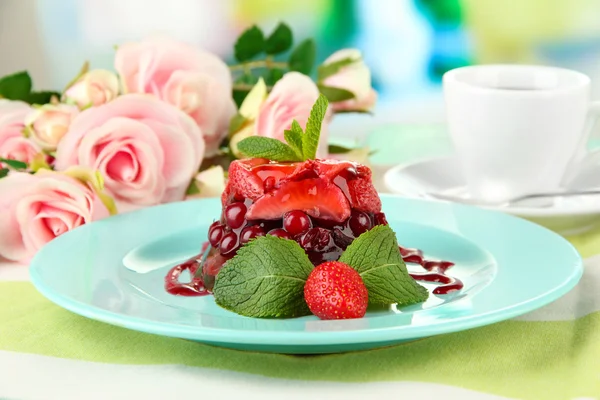 Sabroso postre de gelatina con bayas frescas, sobre fondo brillante — Foto de Stock