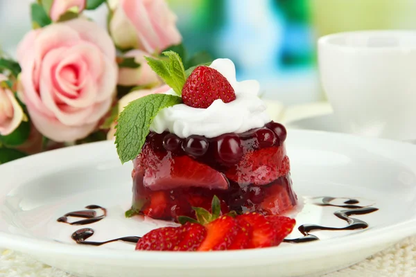 Sabroso postre de gelatina con bayas frescas, sobre fondo brillante —  Fotos de Stock