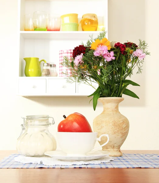 Composizione della cucina sul tavolo sullo sfondo dello scaffale — Foto Stock