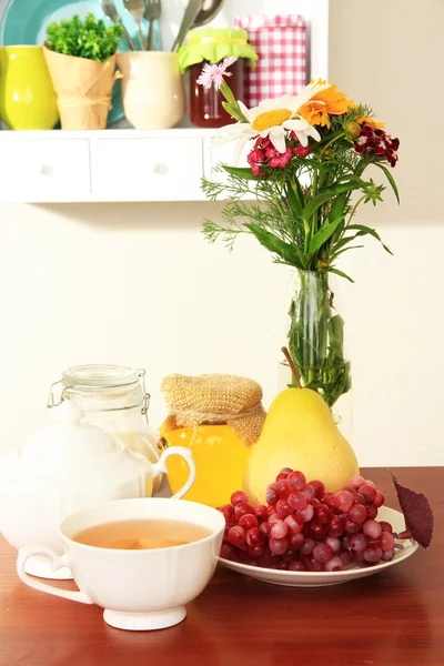 Composição da cozinha na mesa no fundo da prateleira — Fotografia de Stock