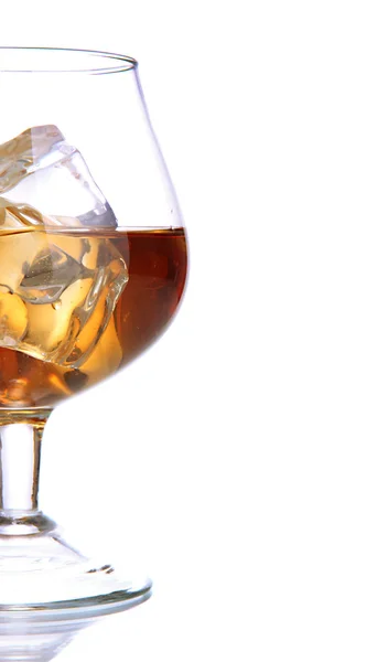 Bicchiere di brandy con ghiaccio isolato su bianco — Foto Stock