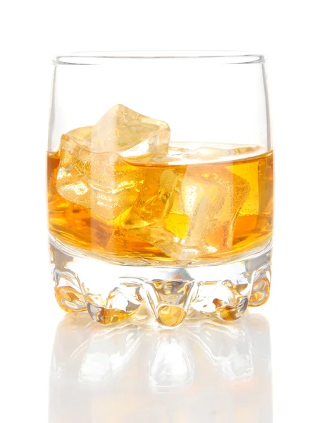 Vidrio de brandy con hielo aislado en blanco — Foto de Stock