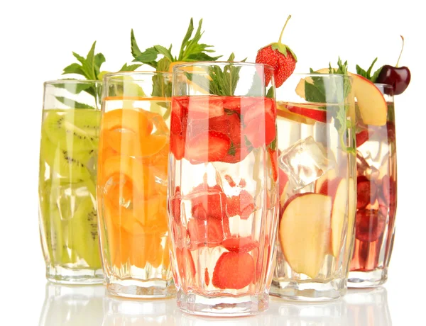 Vasos de bebidas de frutas con cubitos de hielo aislados en blanco —  Fotos de Stock