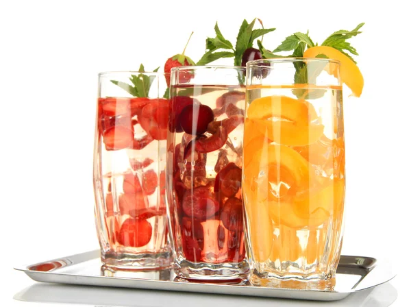 Vasos de bebidas de frutas con cubitos de hielo aislados en blanco — Foto de Stock