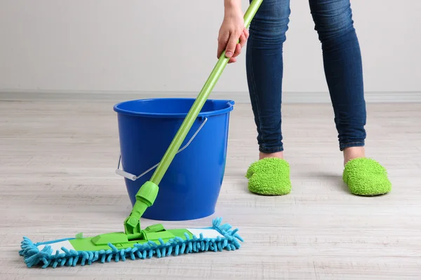 Piso de limpieza en la habitación primer plano — Foto de Stock