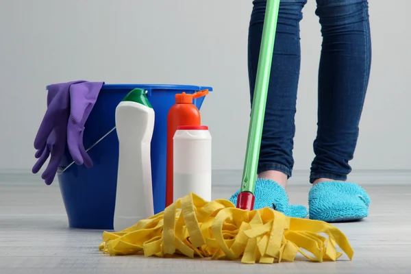 Sprzątanie podłogi w pokoju z bliska — Zdjęcie stockowe