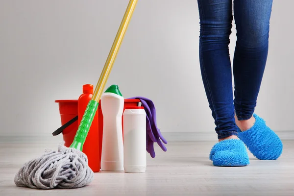 Piso de limpieza en la habitación primer plano — Foto de Stock