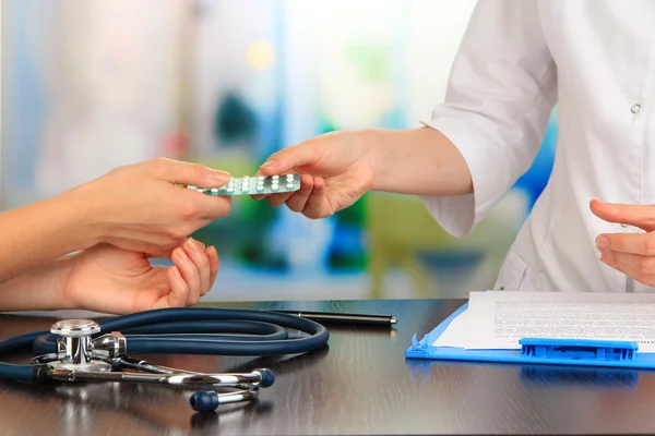 Gynecologist appoints hormone pills patient — Stock Photo, Image