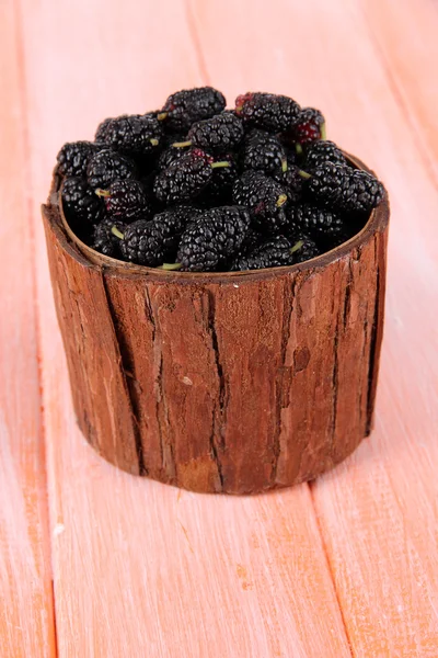 Mulberries coapte în castron pe fundal din lemn — Fotografie, imagine de stoc