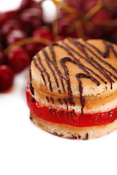 Gâteau au biscuit savoureux et baies isolées sur blanc — Photo