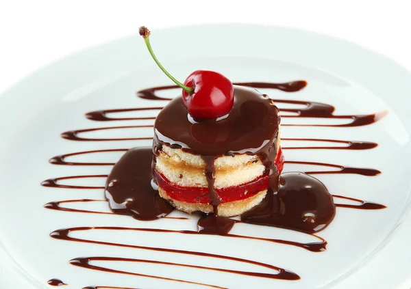 Leckerer Keks-Kuchen mit Schokolade und Beeren auf Teller — Stockfoto