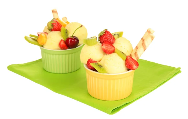 Delicioso helado con frutas y bayas en un tazón aislado en blanco —  Fotos de Stock
