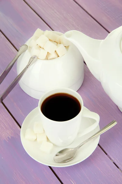 Secangkir kopi, dengan latar belakang kayu berwarna — Stok Foto