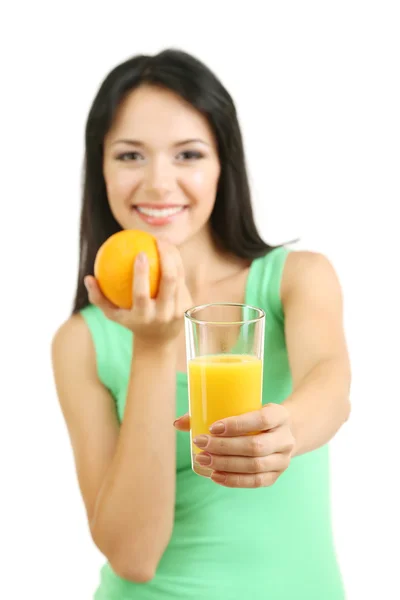 Menina com suco fresco e laranja isolado em branco — Fotografia de Stock