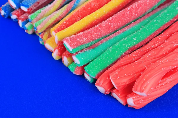 Dulces caramelos de jalea sobre fondo azul —  Fotos de Stock