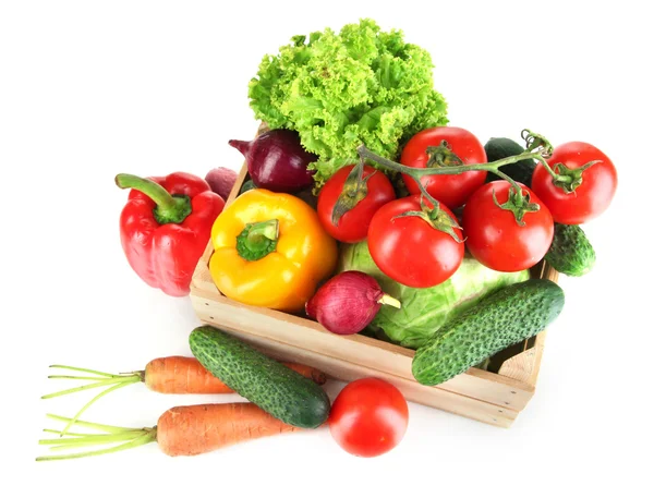 Verduras frescas en caja de madera sobre fondo gris — Foto de Stock
