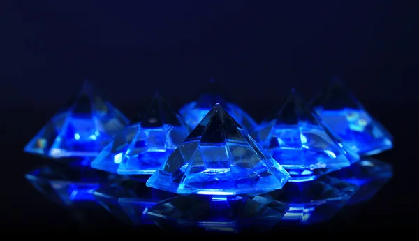 Diamanten auf dunklem Hintergrund — Stockfoto