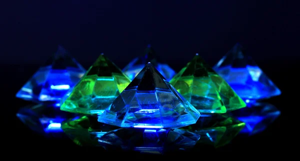 Diamanter på mörk färg bakgrunden — Stockfoto