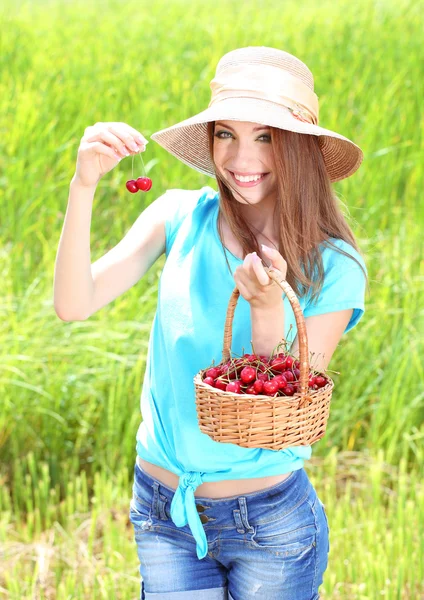 Portrait of beautiful young woman with berries in the field — Stock Photo, Image