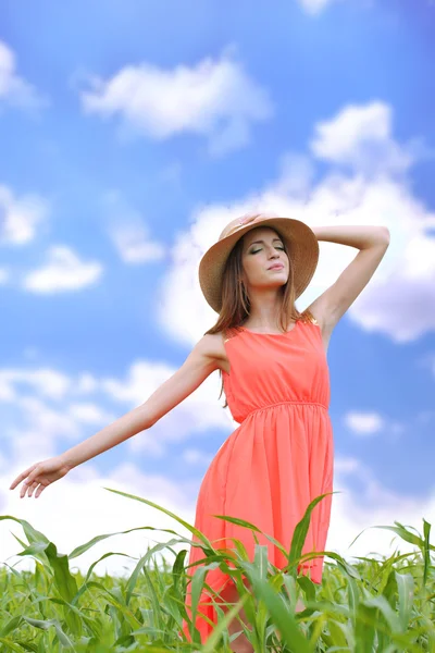 Porträt einer schönen jungen Frau auf dem Feld — Stockfoto