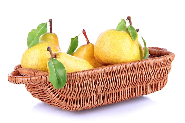 Sappige peren in rieten mand geïsoleerd op wit — Stockfoto