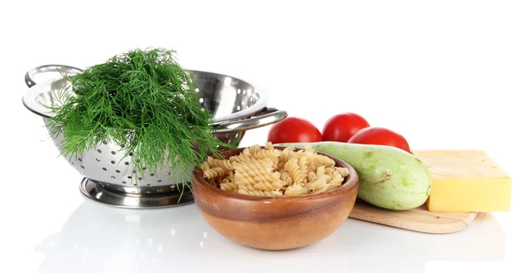Ingrediënten voor koken pasta geïsoleerd op wit — Stockfoto