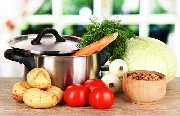 Ingredientes para cozinhar borsch na mesa na cozinha — Fotografia de Stock