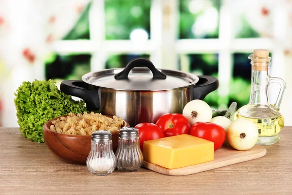 Ingredientes para cozinhar macarrão na mesa na cozinha — Fotografia de Stock