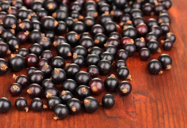 Grosella negra fresca sobre fondo de madera — Foto de Stock