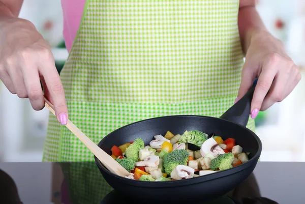 Mains cuisson ragout de légumes dans une casserole dans la cuisine — Photo