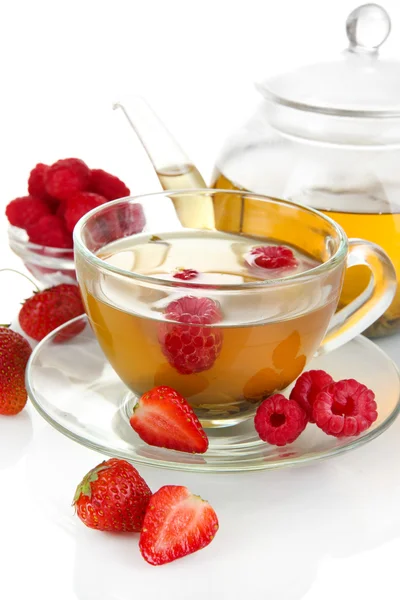 Secangkir teh berry diisolasi di atas putih — Stok Foto