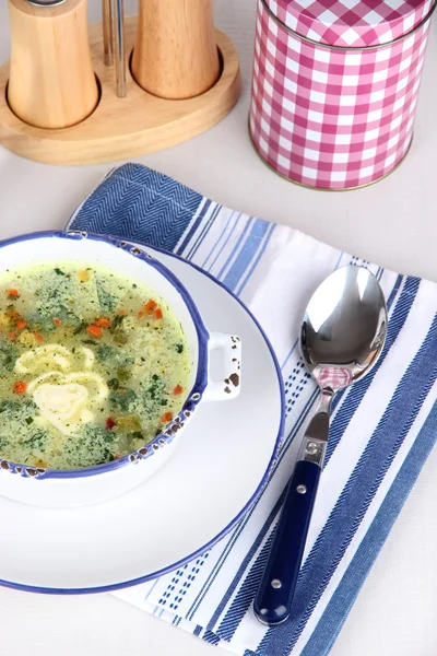 Sopa en plato sobre servilleta sobre mesa —  Fotos de Stock