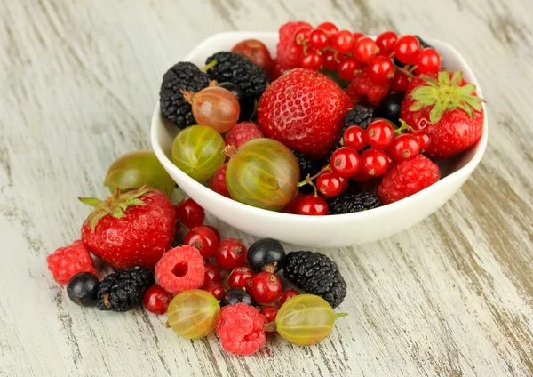 Ripe berries in bowl on table close-up — Stock Photo, Image