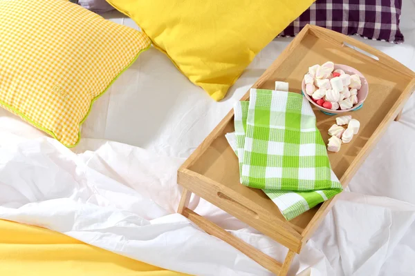 Ліжко зі сніданком крупним планом — стокове фото