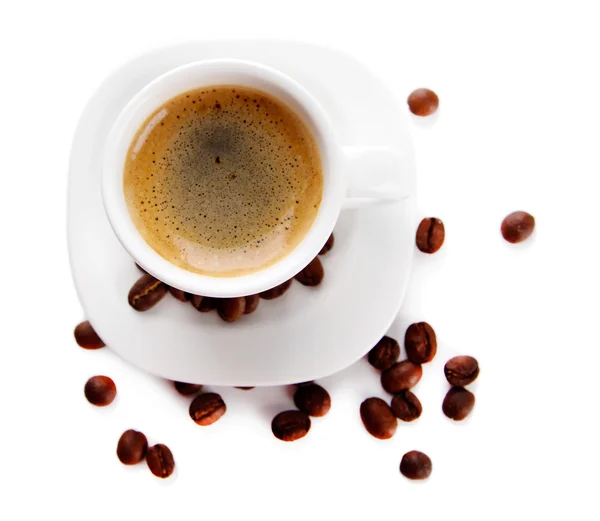 Xícara de café com grãos de café, isolado em branco — Fotografia de Stock