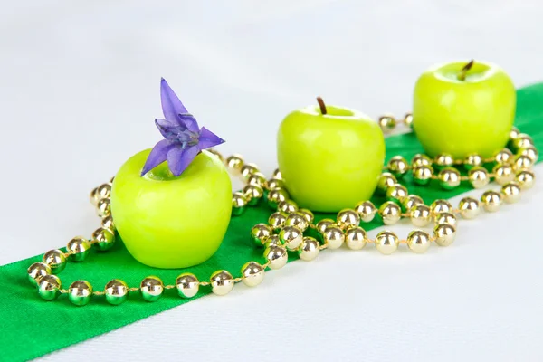 Velas de aroma decorativas na mesa — Fotografia de Stock